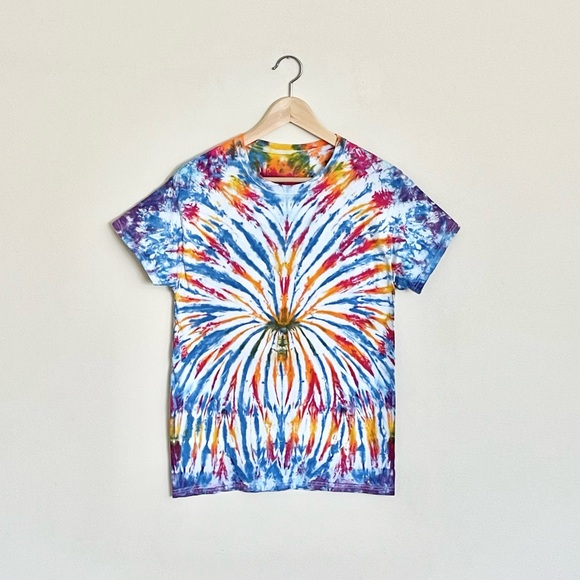 NEW Tie Dye Radial Spider Pattern Multicolored T Shirt Adult size Medium - Picture 1 of 10